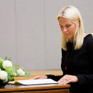 Crown Princess Mette-Marit signs the signerer condolance protocol in the University Hall (Photo: Vegard Grøtt / Scanpix)